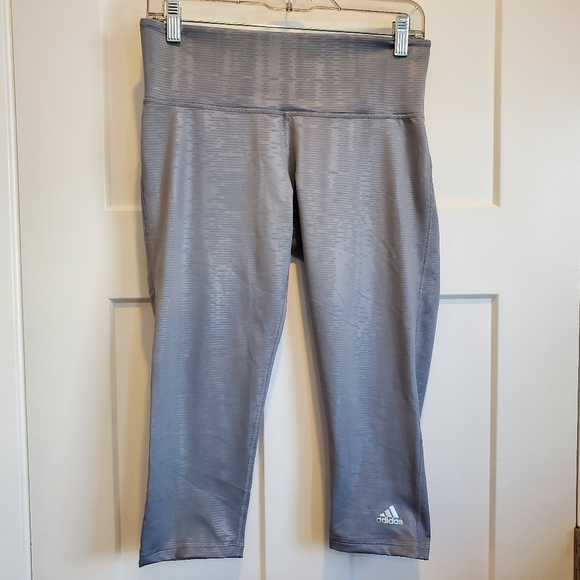 EUC Adidas Climalite Mid Rise Capri Leggings/Yoga Pants Grey Medium - Picture 1 of 9